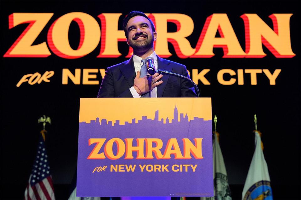 New Yorks linker Bürgermeister Zohran Mamdani, der seit Anfang 2026 die bevölkerungsreichste US-Stadt regiert, sucht einen neuen Umgang mit KI an Schulen. (Archivbild)Yuki Iwamura/AP/dpa