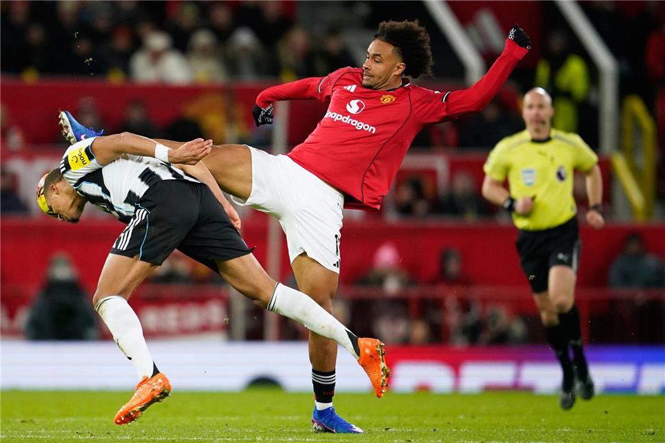 Newcastle-Verteidiger Malick Thiaw war in der zweiten Hälfte fast nur noch in der Hälfte von Manchester United.Dave Thompson/AP/dpa