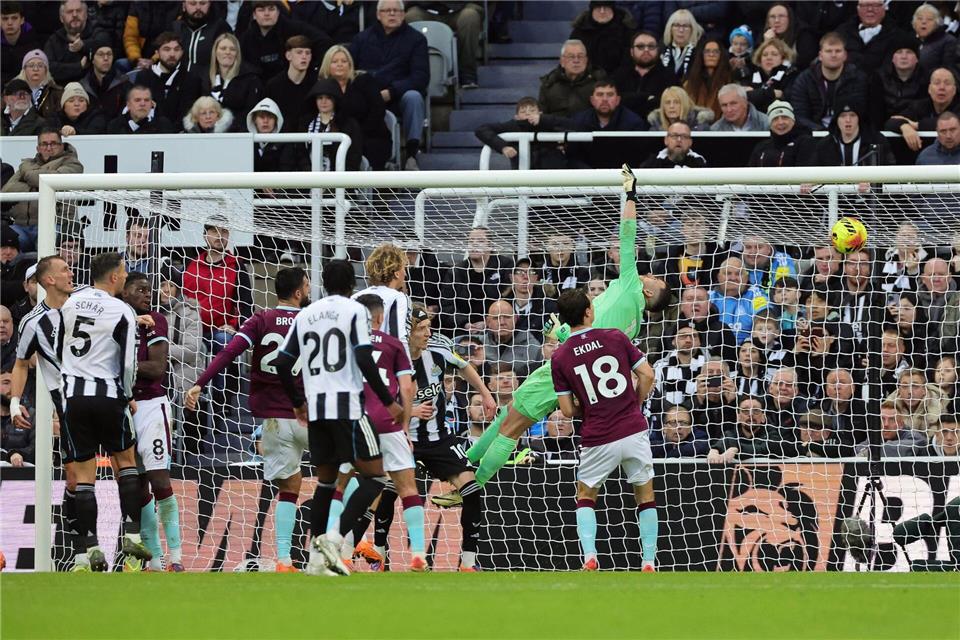 Newcastle ging durch eine direkt verwandelte Ecke von Bruno Guimaraes in Führung.Steve Welsh/PA Wire/dpa