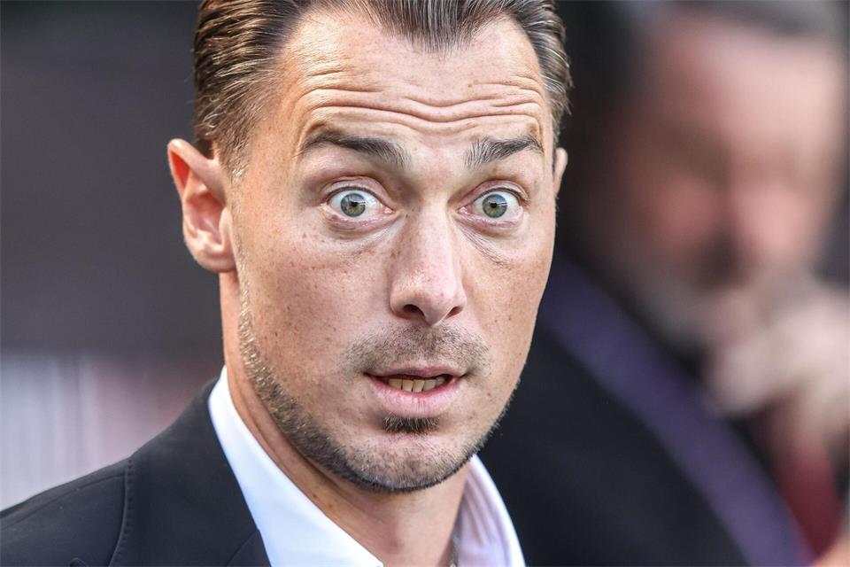 Newcastles deutscher Coach Matthias Jaissle war mit dem späten Elfmeterpfiff für Liverpool überhaupt nicht einverstanden.Alfie Cosgrove/News Images via ZUMA Press Wire/dpa