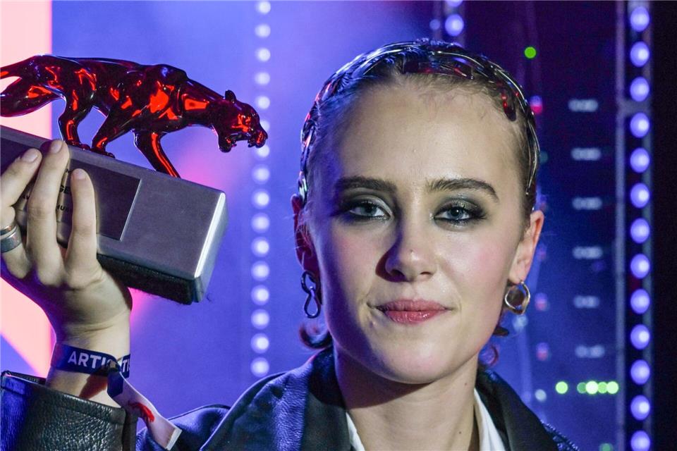 Newcomerin Paula Engels holt sich den New Faces Award MusikSoeren Stache/dpa