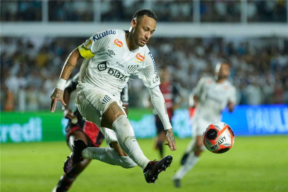 Neymar am Ball für den FC Santos.Andre Penner/AP/dpa