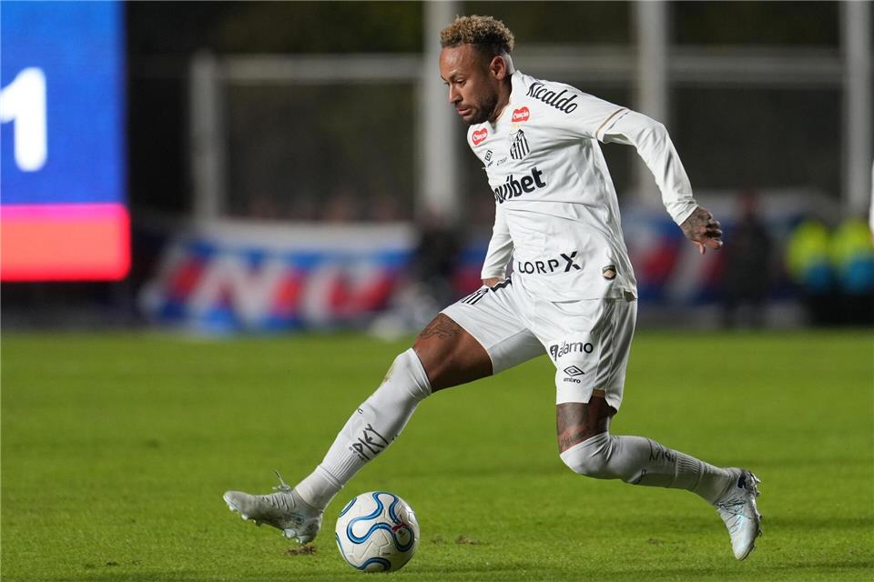 Neymar sorgte nach dem Weiterkommen im Pokal des FC Santos für Aufregung. (Archivbild)Rodrigo Abd/AP/dpa
