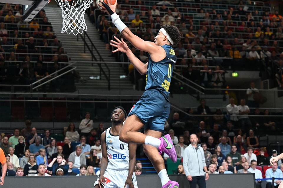 Nicholas Tischler von den EWE Baskets Oldenburg in Aktion.Carmen Jaspersen/dpa