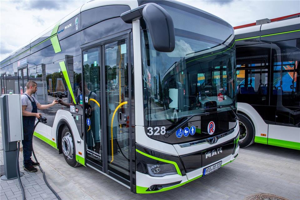 Nicht alle Busbetriebe sind durch die hohen Dieselpreise stark belastet. Die Rostocker Straßenbahn AG setzt etwa bereits E-Busse ein. (Symbolbild)Jens Büttner/dpa