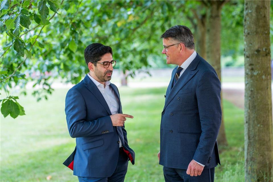 Nicht alle Diskussionen müssen an die Öffentlichkeit dringen, sind Ministerpräsident Rhein (CDU, r.) und sein Stellvertreter Mansoori (SPD) überzeugt.Andreas Arnold/dpa
