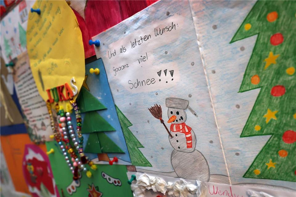 Nicht alle Kinder wünschen sich nur Spielsachen. (Archivbild)Karl-Josef Hildenbrand/dpa