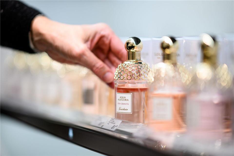 Nicht alle Parfums lassen sich gut kombinieren. Oft harmonieren aber florale mit orientalen Noten. picture alliance/dpa