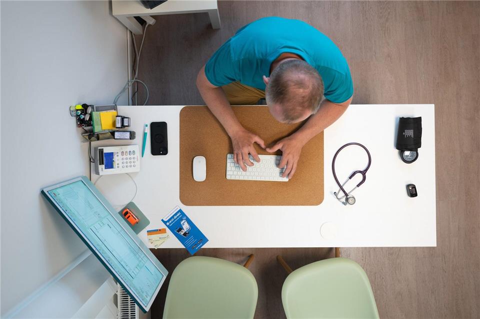 Nicht alle Praxen haben sie, nur ganz wenige Patientinnen und Patienten nutzen sie bisher: die elektronische Patientenakte. (Archivbild)picture alliance/dpa