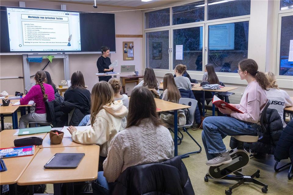 Nicht alle Schülerinnen sitzen hier auf normalen Stühlen: Sie können sich im Unterricht auch auf einem sogenannten Office Bike in Bewegung halten.Helmut Fricke/dpa