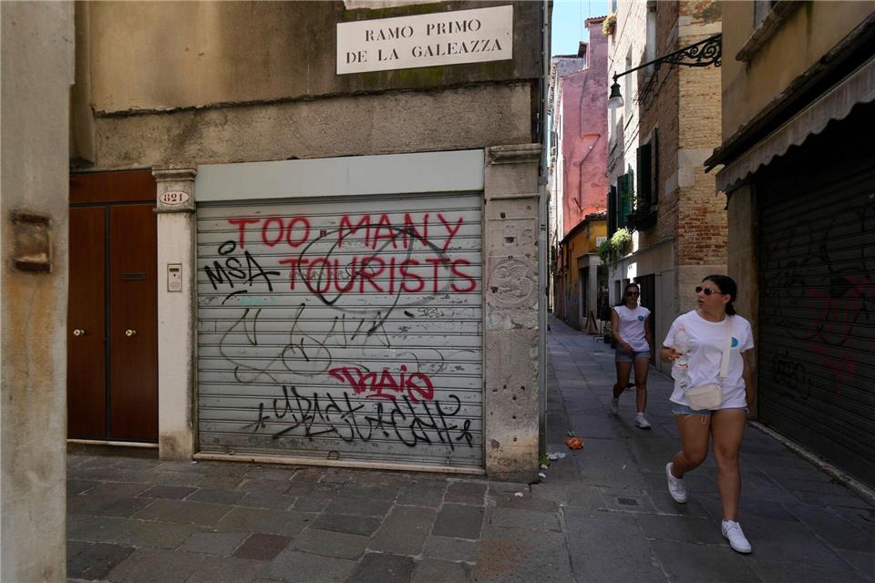 Nicht alle Touristen sind willkommen: Laut Regionalpräsident Zaia will die Region „kein fruchtbarer Boden für den Proletentourismus werden“. (Symbolbild)Luca Bruno/AP/dpa