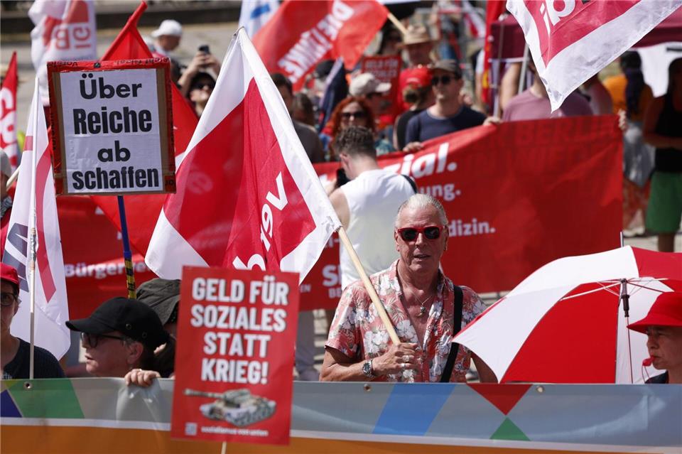 Nicht alle Veranstaltungen wurden abgesagt, am Samstag wurde auf am Invalidenpark trotz Hitze gegen die Sozialstaatspläne der Bundesregierung demonstriert. Carsten Koall/dpa