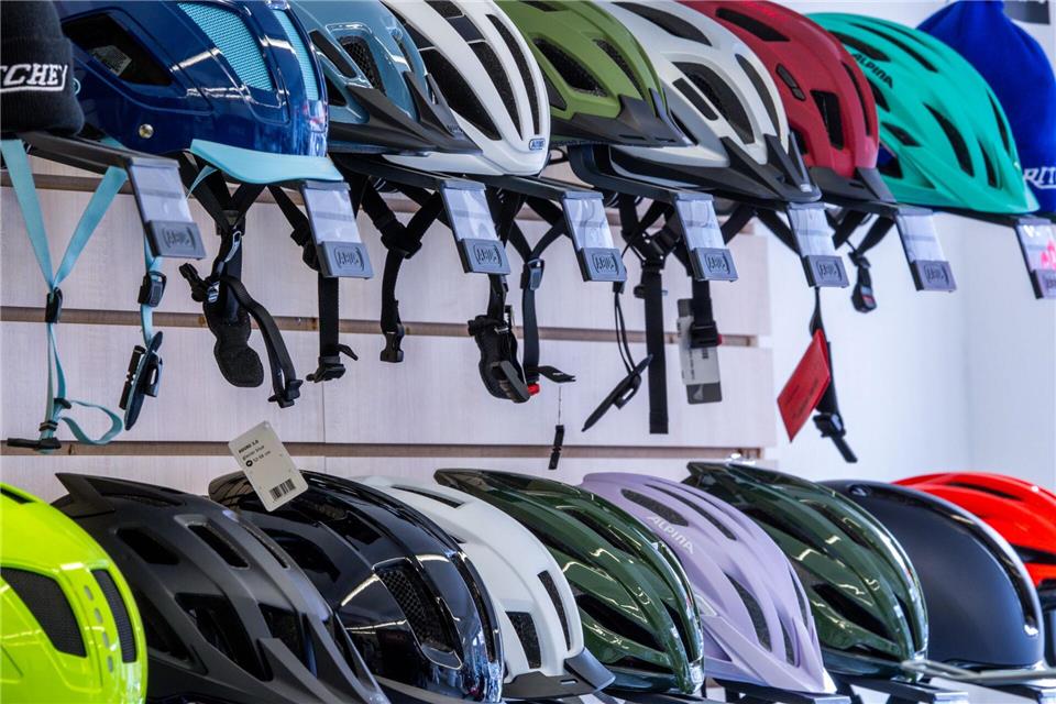 Nicht alle tragen einen Fahrradhelm, viele wünschen sich aber eine Helmpflicht. (Symbolbild)Jens Büttner/dpa