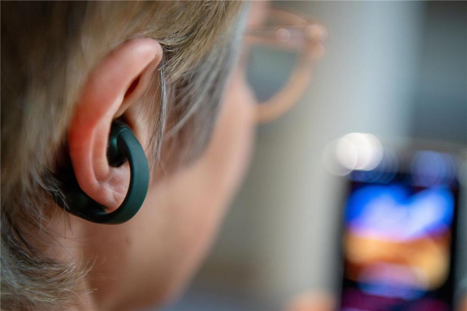 Nicht allein auf dem Markt: Motorolas Moto Buds Loop sind von ähnlicher Bauart wie Sonys LinkBuds.Nico Tapia/dpa-tmn