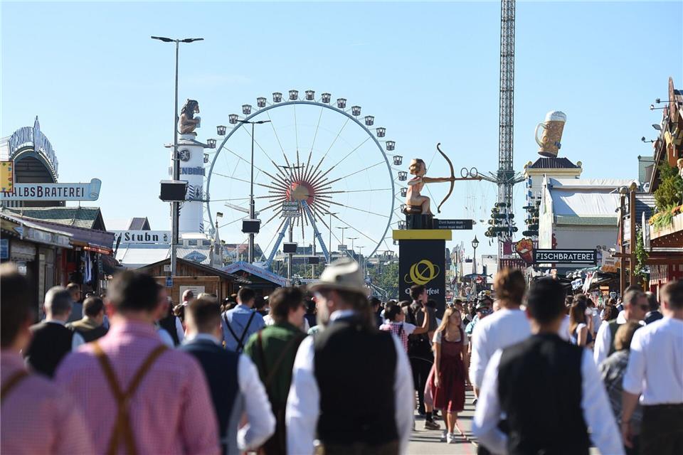 31 Grad auf der Wiesn - Hitze macht Besuchern zu schaffen Nicht allen Wiesnbesuchern bekam die Hitze, der Rettungsdienst war bei vielen Einsätzen gefragt.Felix Hörhager/dpa