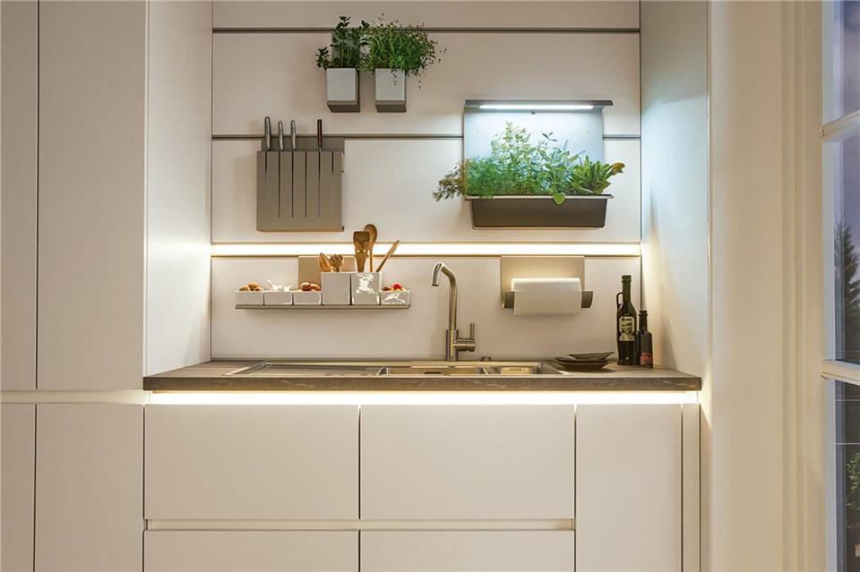 Nicht alles mit Oberschränken zuhängen - Relingsysteme an der Wand schaffen Stauraum für Küchenutensilien und Kräutertöpfe. Lichtschienen sorgen für eine helle, freundliche Atmosphäre.AMK/dpa-tmn