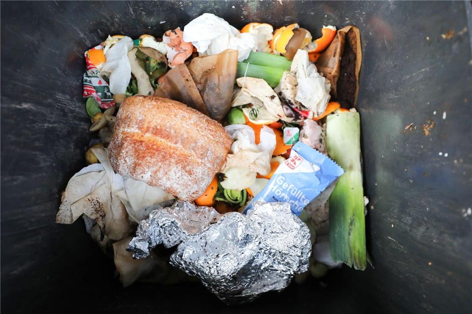 Nicht alles, was hier zu sehen ist, darf rein in die Biotonne. (Symbolbild)Jan Woitas/dpa-Zentralbild/dpa