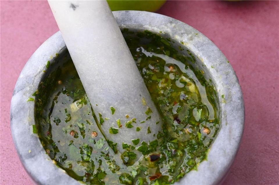 Nicht am falschen Ende sparen: Für Chimichurri sollte man ein wirklich gutes Olivenöl verwenden, so die Experten. Ariane Bille/BVEO/dpa-tmn