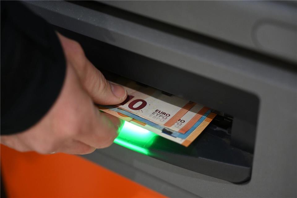 Nicht auf dem üblichen Weg haben sich Unbekannte an einem Calwer Bankautomaten bedient. (Symbolbild)Elisa Schu/dpa