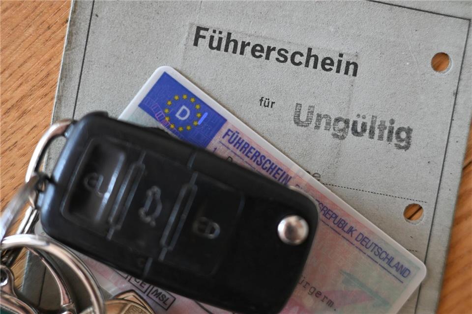 Nicht bis auf den letzten Drücker warten: Für den Umtausch veralteter Führerscheine gelten vom Ausstellungsjahrgang abhängige Fristen (Symbolfoto).Arne Dedert/dpa