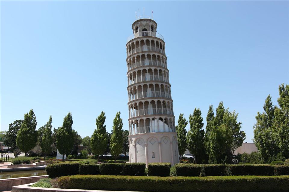 Nicht das Original, aber gut getroffen: Der „Leaning Tower of Niles“ ist eine Replika des Schiefen Turms von Pisa.Village of Niles/dpa-tmn