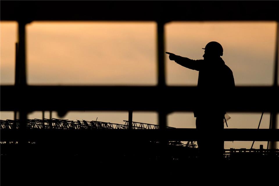Nicht ein größeres Angebot an qualifizierten Arbeitskräften treibt den Rückgang des Fachkräftemangels, sondern die anhaltende Wirtschaftsschwäche. (Archivbild)Julian Stratenschulte/dpa