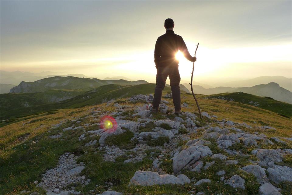 Nicht frieren, nicht müffeln: Merinowolle hat einige Eigenschaften, die bei Outdoor-Aktivitäten sehr praktisch sind. picture alliance/dpa/dpa-tmn