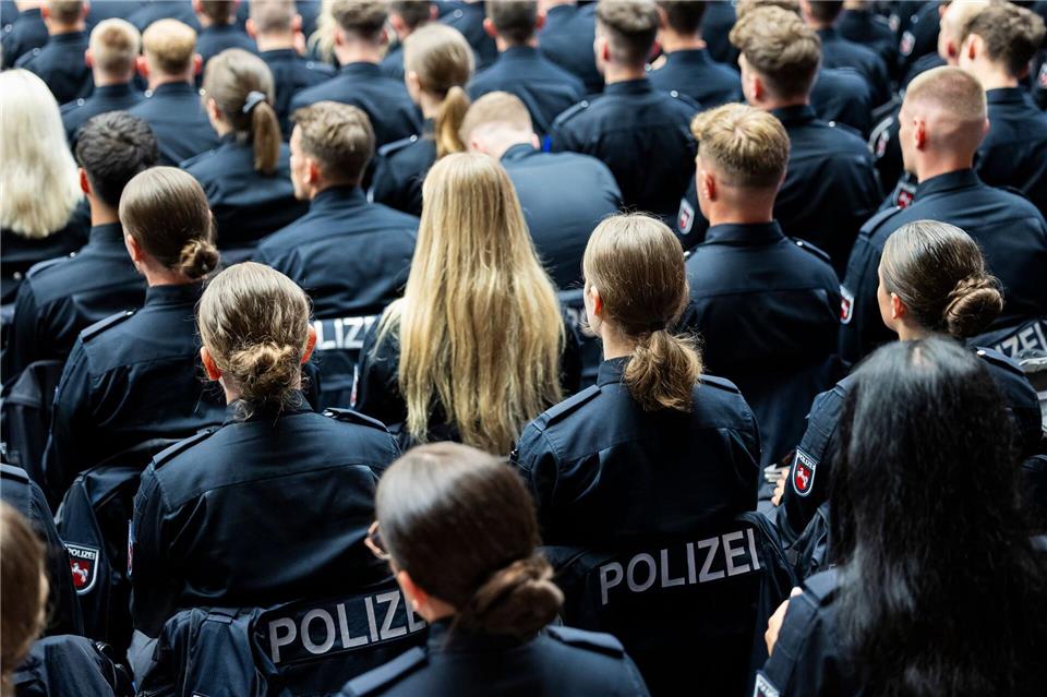 Nicht genug Nachwuchs? Die Polizeigewerkschaften klagen über eine sich zuspitzende Personalsituation. (Archivbild)Michael Matthey/dpa