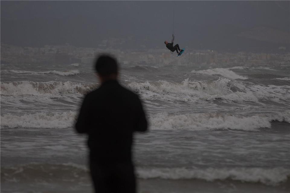 Nicht gerade gemütliches Strandwetter auf Mallorca, aber ideale Bedingungen für Kitesurfer.Clara Margais/dpa