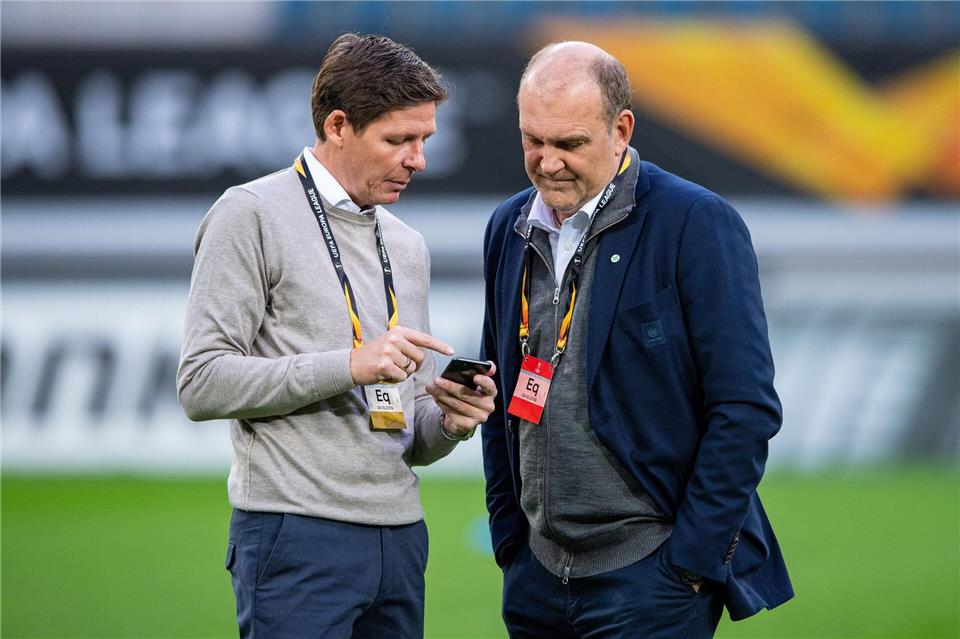 Nicht immer einer Meinung: Oliver Glasner (l) und Wolfsburgs damaliger Sportchef Jörg Schmadtke. (Archivbild)Guido Kirchner/dpa
