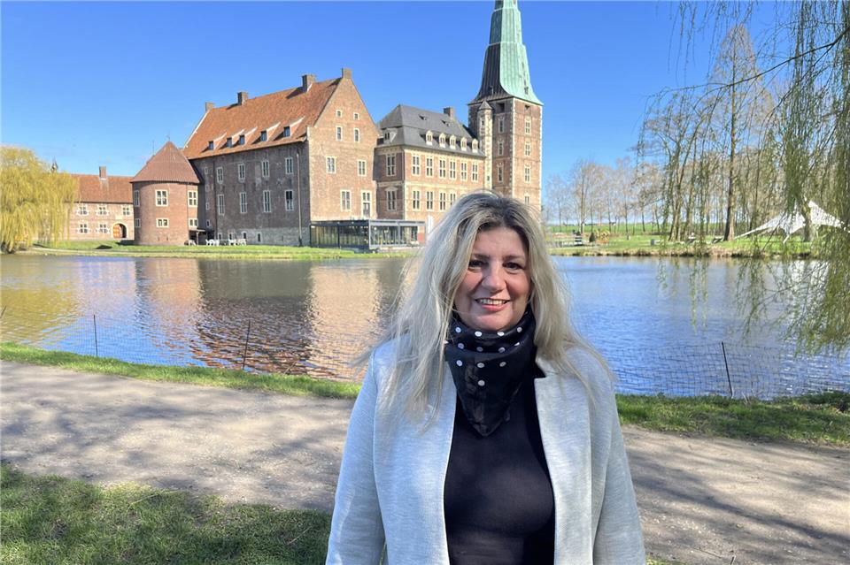 Nicht immer ist der Himmel blau über Raesfeld: Maria Kowalsky zeigt sich zuversichtlich, dass Außenpavillons Veranstaltungen künftig wetterfester machen könnten.