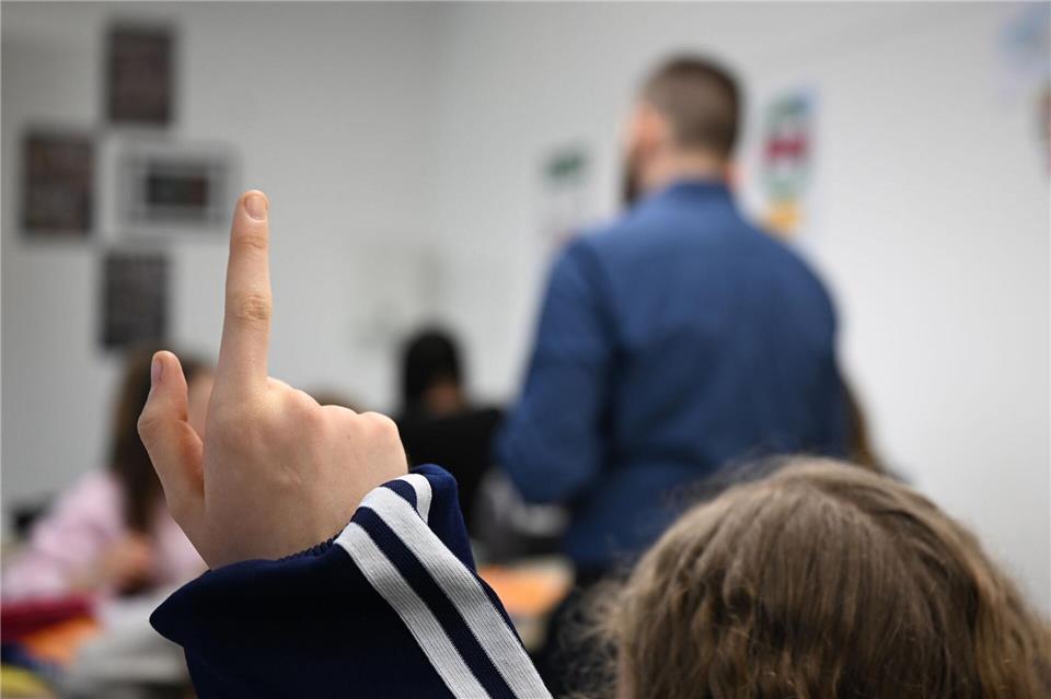 Nicht immer melden sich Schüler so brav: Immer mehr Lehrkräfte nehmen das Verhalten im Klassenzimmer als Belastung wahr. (Symbolbild)Bernd Weißbrod/dpa