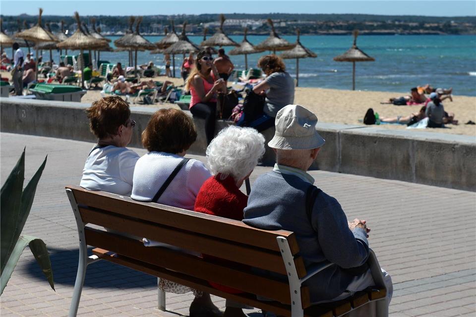 Nicht immer zieht es Menschen in Rente wie hier direkt nach Mallorca. Der Trend zur Frührente war zuletzt aber ungebrochen. (Archivfoto) Jens Kalaene/dpa-Zentralbild/dpa