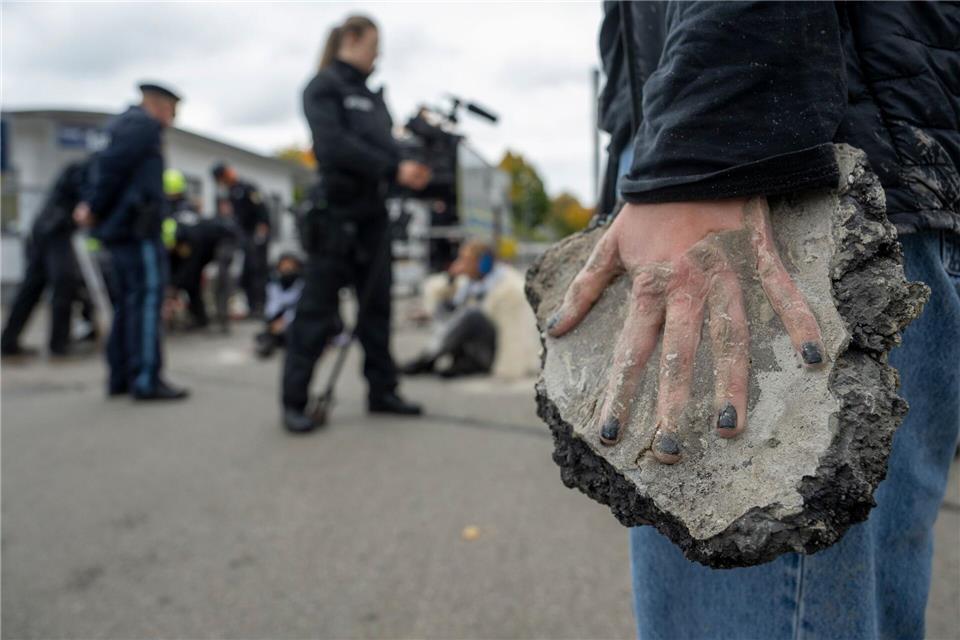 Klebeprotest an Zufahrt zu Rüstungsfirma Renk Nicht in allen Fällen klappte das Lösen der Hände vom Boden sofort ohne Rückstände. Stefan Puchner/dpa