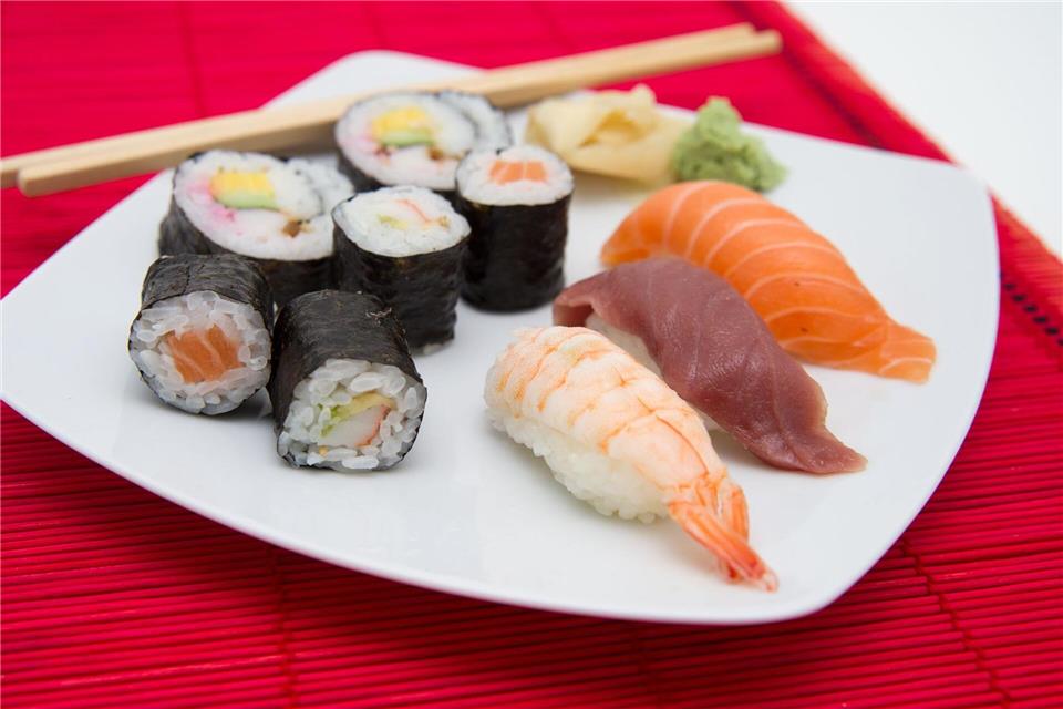 Nicht jeder Fisch darf auf den Sushi-Teller: Damit Fisch roh verzehrt werden kann, sollte er bestimmte Kriterien erfüllen.Andrea Warnecke/dpa-tmn