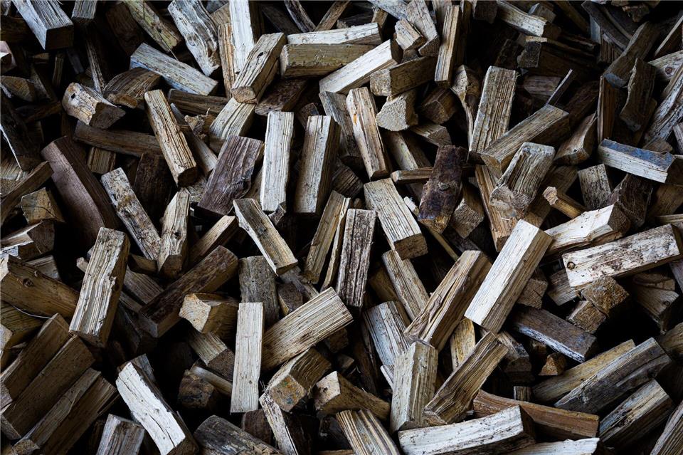 Nicht jeder bekommt inzwischen seine Wunschbaumart beim Brennholz. (Archivbild)Moritz Frankenberg/dpa