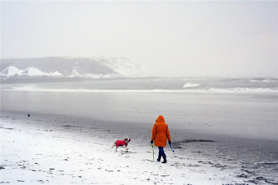 Nicht jeder konnte das winterliche Wetter genießen.Danny Lawson/PA/AP/dpa