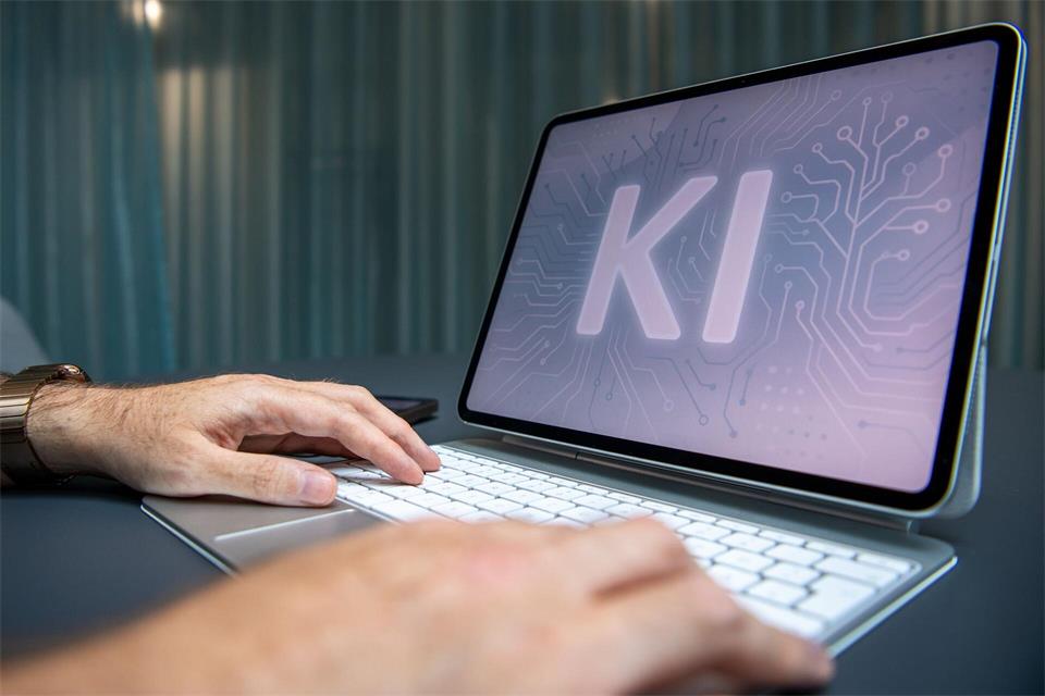 Nicht jedes KI-Bild trägt ein erkennbares Wasserzeichen. Googles neuer Detektor sucht gezielt nach SynthID – ein negatives Ergebnis heißt also nicht automatisch „echt“.picture alliance / dpa-tmn
