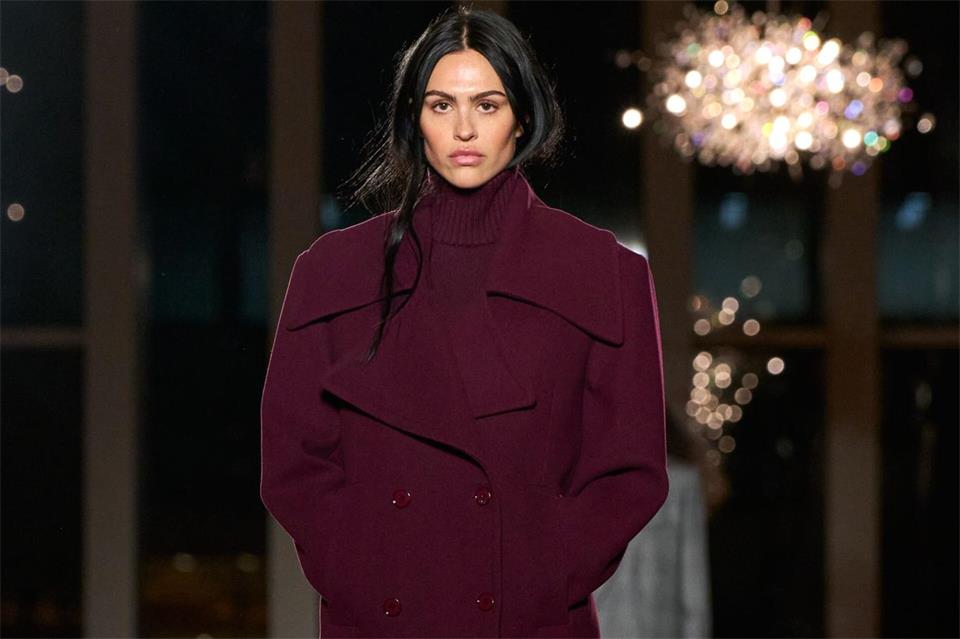 Nicht knallig, fällt aber ins Auge: die Trendfarbe Pflaume. Hier im monochromen Look von Michael Kors (Preis auf Anfrage).Isidore Montag/Michael Kors/dpa-tmn