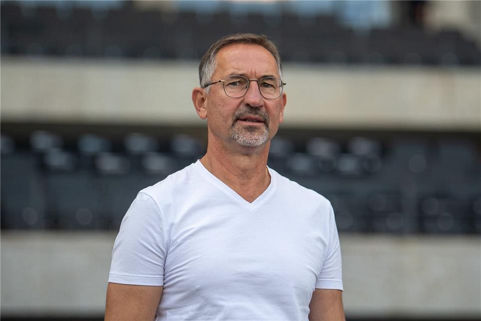 Nicht länger Sportchef in Regensburg: Achim Beierlorzer. (Archivbild)Sebastian Räppold/Matthias Koch/dpa