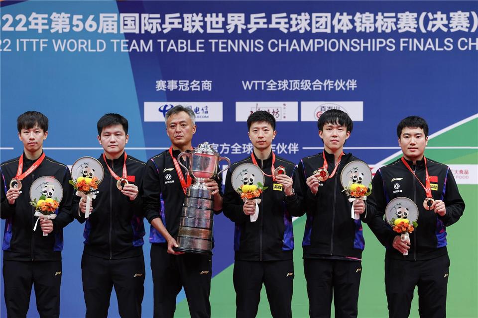 Nicht mehr aktiv: Chinas große Tischtennis-Generation mit den Olympiasiegern Fan Zhendong (2.v.l.) und Ma Long (4.v.l.). Das Foto entstand nach dem Sieg bei der Team-WM 2022 in Chengdu im Finale gegen Deutschland. Jiang Hongjing/XinHua/dpa