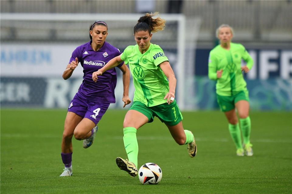 Nicht mehr beim VfL Wolfsburg: Chantal Hagel (r)Swen Pförtner/dpa