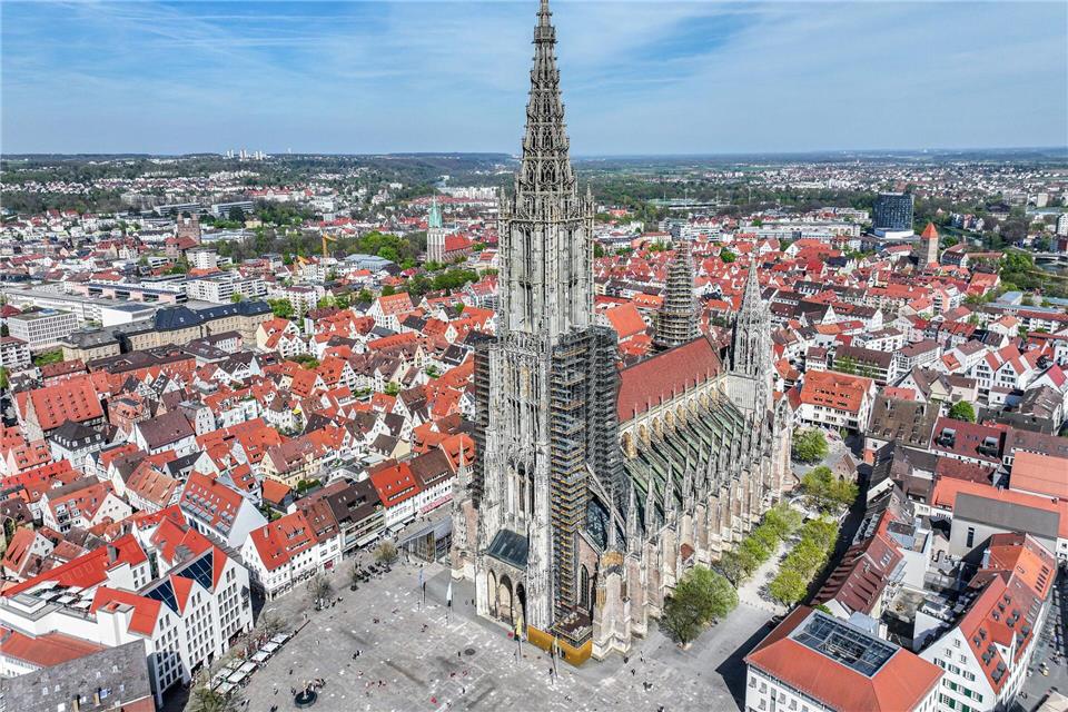 Nicht mehr der Höchste: Der Kirchturm des Ulmer Münster wird seit einigen Monaten von der Sagrada Família noch übertroffen.Jason Tschepljakow/dpa/dpa-tmn