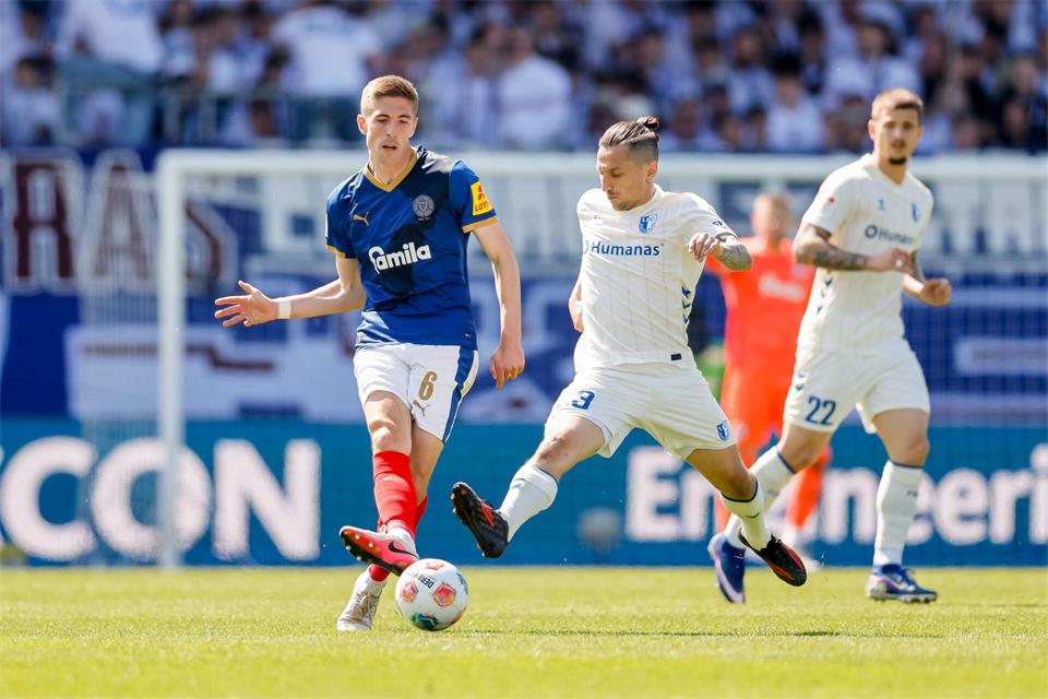 Nicht mehr für Holstein Kiel am Ball: Verteidiger Marko Ivezić (l). (Archivbild)Philipp Szyza/dpa