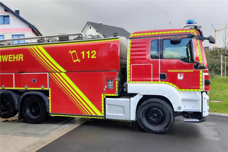 Nicht mehr viel erinnert an seine Vergangenheit: Im Bergischen Land wurde ein Milchlaster zu einem Feuerwehrwagen umfunktioniert. (Handout)Sascha Polke/Feuerwehr Nümbrechct/dpa