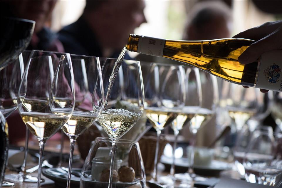 Nicht mit einem Knall öffnen, sondern behutsam - und dann den Sekt am besten direkt einschenken.picture alliance/dpa/dpa-tmn