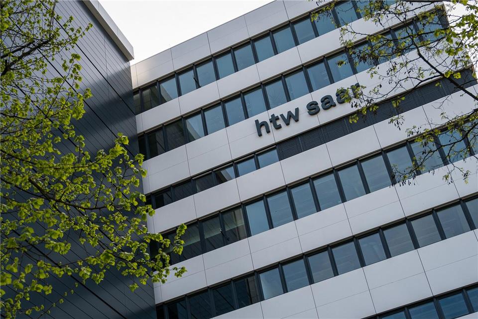 Nicht nur Forschung und Lehre, auch die Gebäude der Hochschule für Technik und Wirtschaft des Saarlandes (htw) sollte man nach Ansicht des Vizepräsidenten im Blick behalten. (Archivbild) Oliver Dietze/dpa