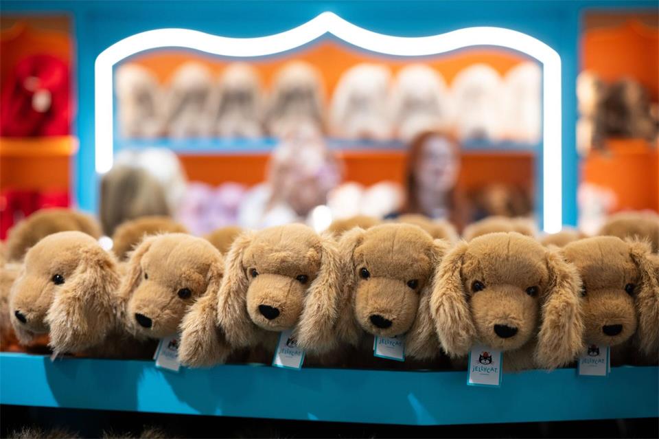 Nicht nur Kinder, auch Erwachsene kuscheln gerne mit Plüschtieren.Sebastian Christoph Gollnow/dpa