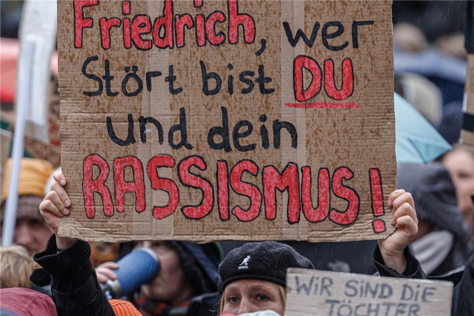 Demos gegen Merz-Äußerung - „Friedrich“-Protestsong  Nicht nur Menschen mit Migrationshintergrund werfen Bundeskanzler Friedrich Merz (CDU) nach seinen Äußerungen zu Migration und dem „Stadtbild“ Rassismus vor. Markus Scholz/dpa