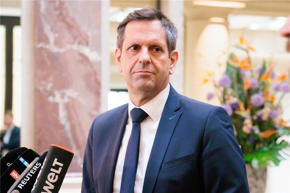 Nicht nur Regierungschef, sondern auch VW-Aufseher: Olaf Lies vertritt Niedersachsen im Aufsichtsrat des Konzerns. Das Land hält 20 Prozent der Stimmrechte. (Archivbild)Carsten Koall/dpa